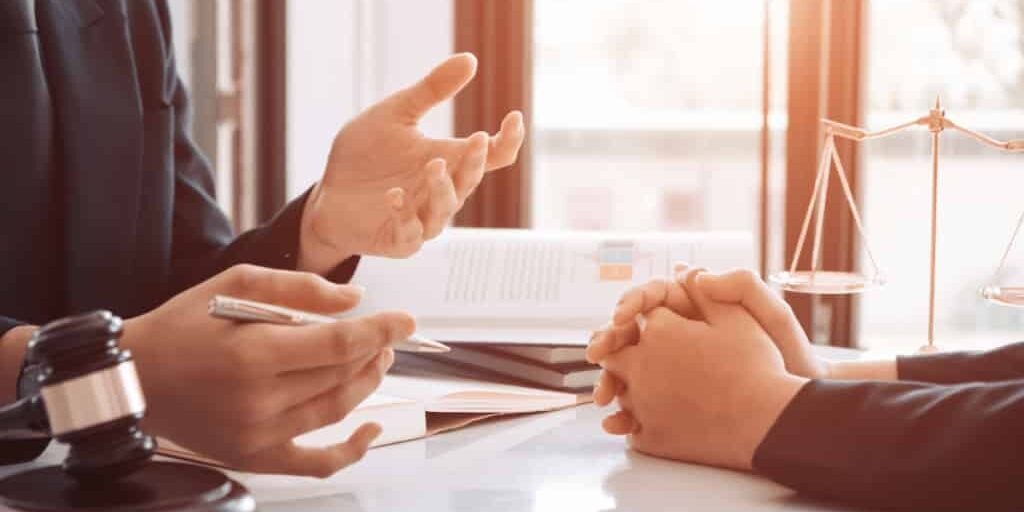 Consultation-with-Attorney-1024×683 Besoin d'un avocat ?
